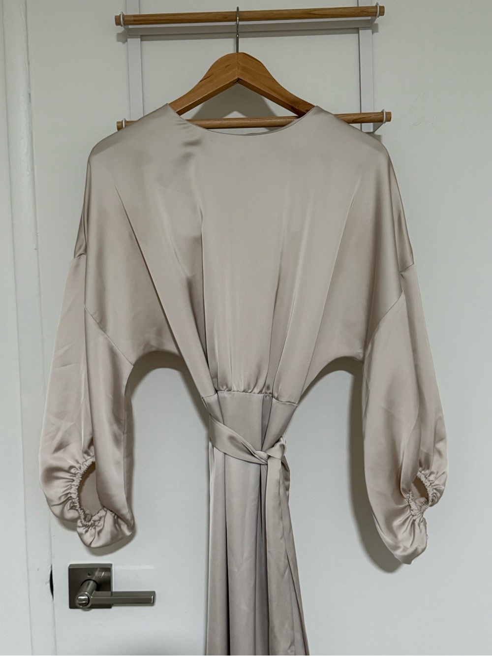 H&M Silky satin midi/maxi cream dress with balloon sleeves and waist tie - Picture 5 of 11